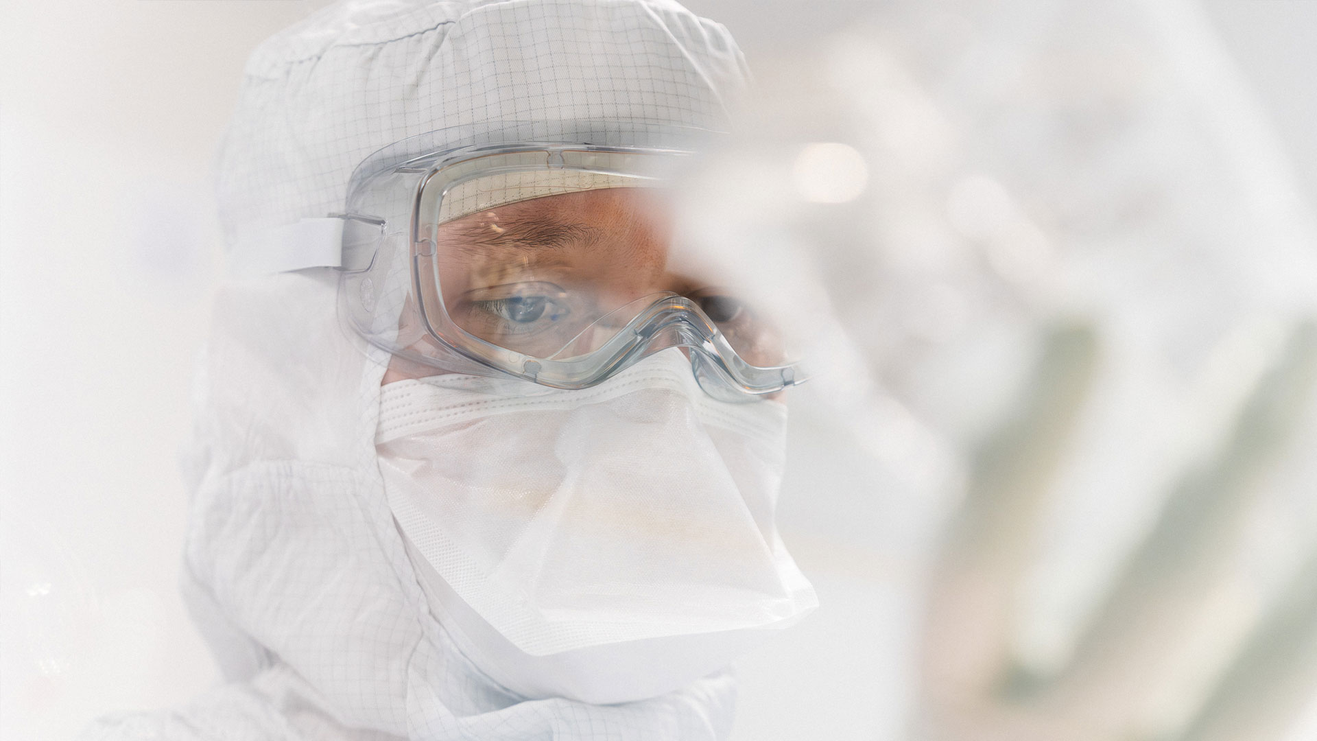 Mitarbeiter im Reinraumlabor von Medios in steriler Schutzkleidung – Fokus auf Präzision und Qualität bei der Herstellung patientenindividueller Therapien.