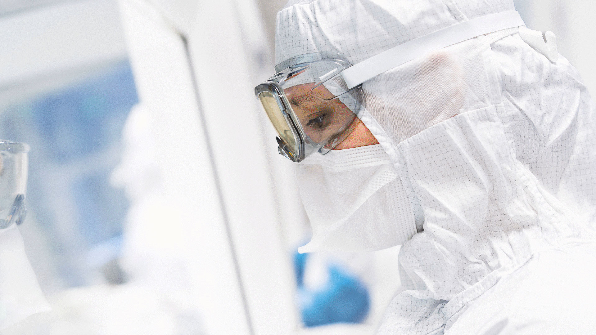 Mitarbeiter im Reinraum mit Schutzkleidung